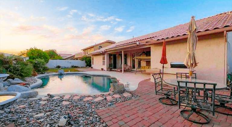 Vacation home with pool — photo 5