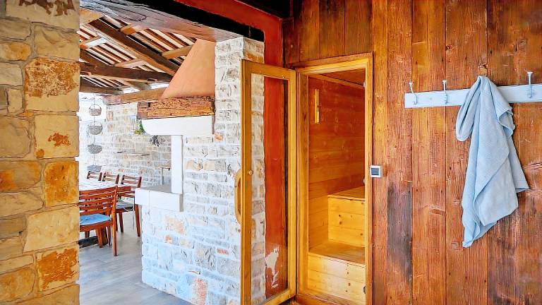 Lovely villa with private pool, barbeque & hot tub | Pets allowed — photo 5