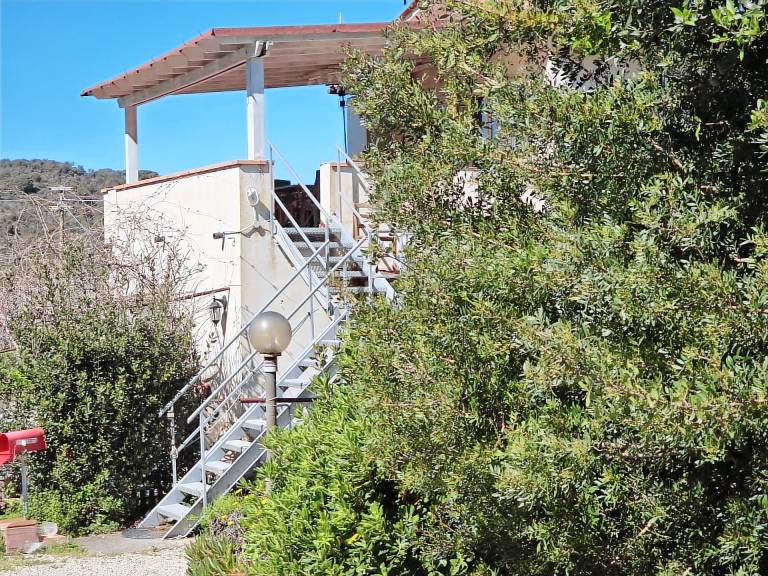Rental apartment with barbeque & yard — photo 4