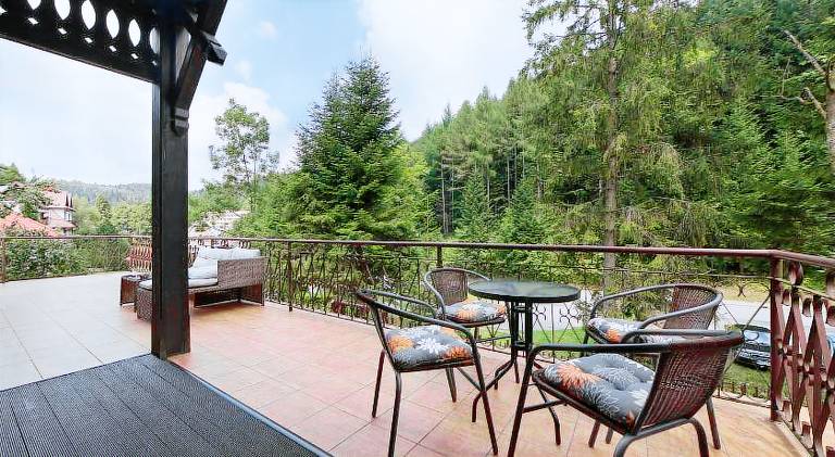 Apartment with patio, yard & barbeque — photo 3