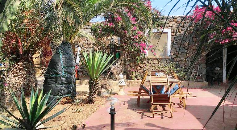 Holiday apartment with hot tub & pool | Pets are welcome in Pantelleria