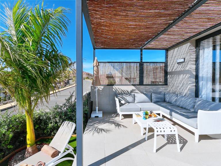 Vacation home with terrace, private pool & yard | Mountain view — photo 4