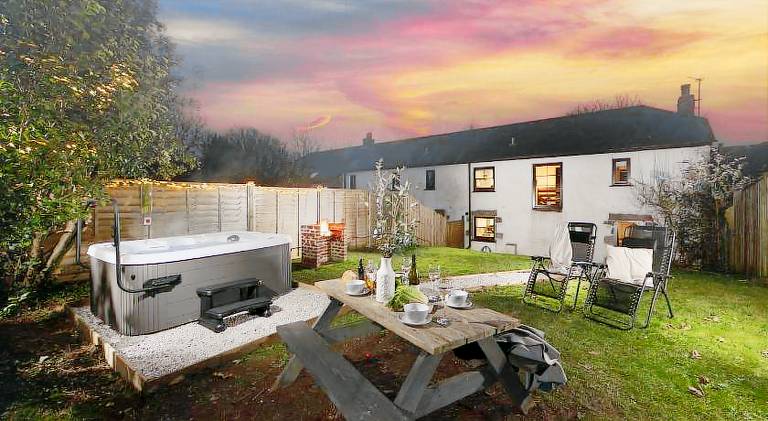 Vacation home with hot tub — photo 4