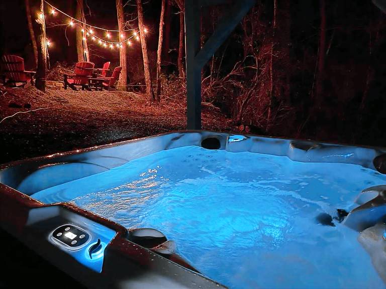 Luxury and Comfort in Lake Lure~Hot Tub~Fire pit — photo 4