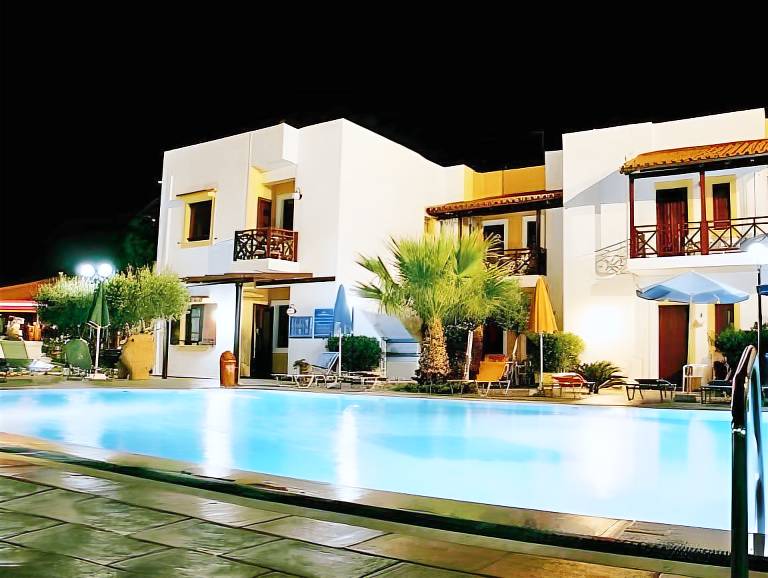 Apartment with pool, yard & patio in Malevizi
