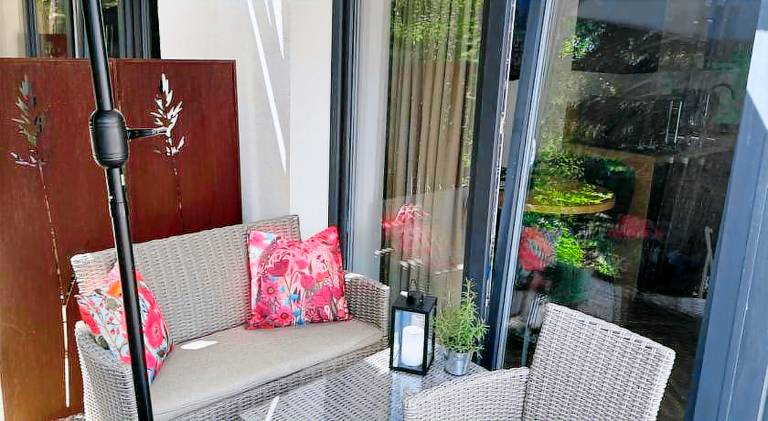 Apartment with terrace, barbecue & yard — photo 4