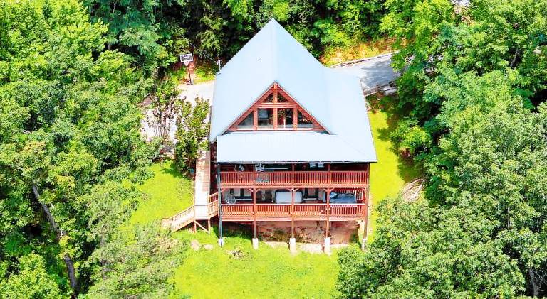 Triple Mountain View by AvantStay: Hot Tub Game Room Stunning Smoky Mountain Views in Gatlinburg, TN