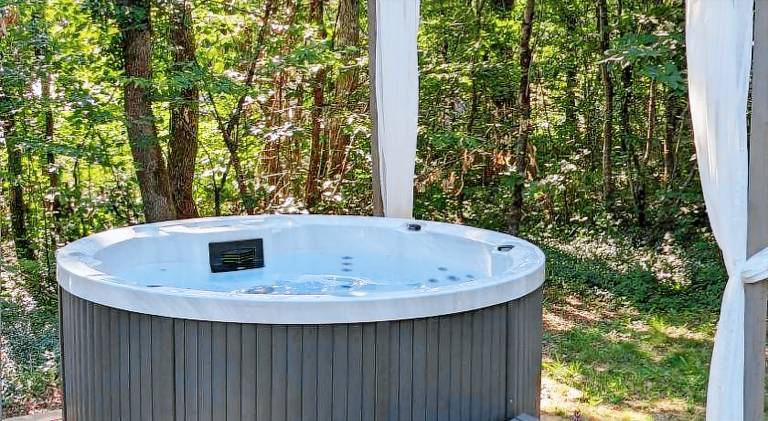 Chalet with pool & jacuzzi — photo 5