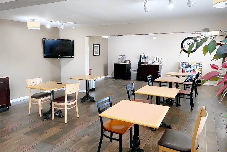 Deluxe Inn & Suites — photo 3