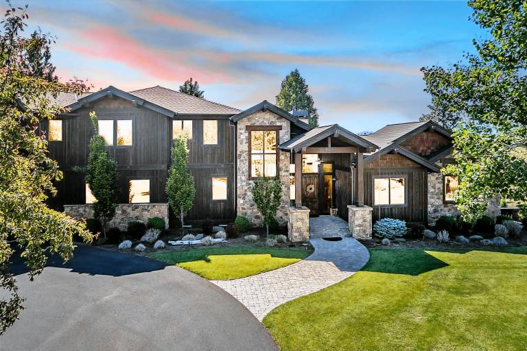 Bend Luxury Escape Mountain Views, Sauna & Home Gym — photo 2