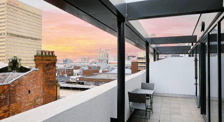 Lovely rental apartment with patio | Near Manchester Town Hall | Pets are welcome — photo 5