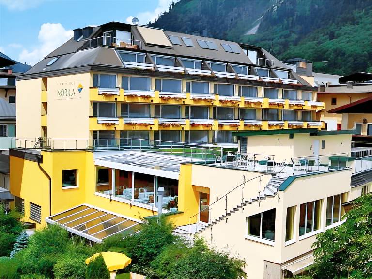 Hotel Norica - Thermenhotels Gastein mit dem Bademantel direkt in die Therme in Bad Hofgastein