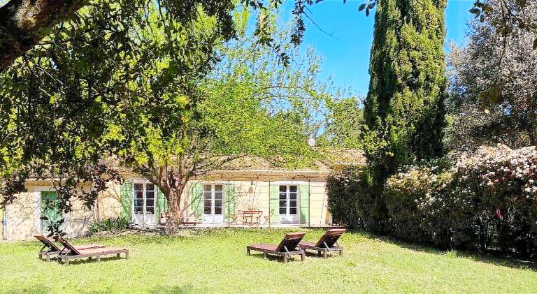 Fully equipped vacation home with pool, yard & grill | Pets are welcome in L'Isle-sur-la-Sorgue
