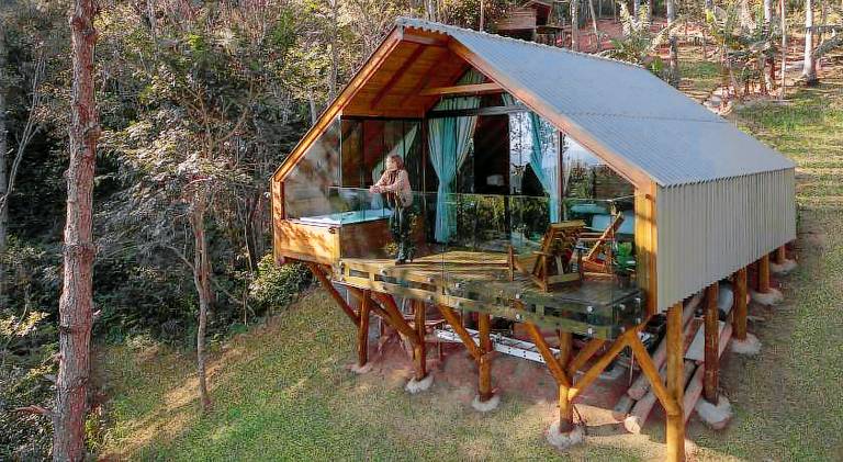 Lodge with yard & hot tub in Palhoça
