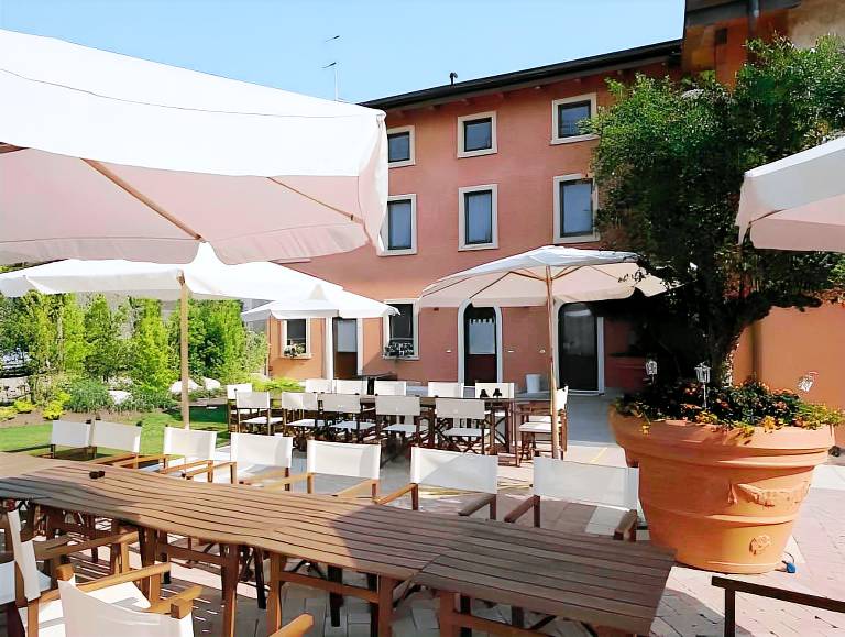 Farm with yard & patio | Pets are welcome in Valeggio sul Mincio