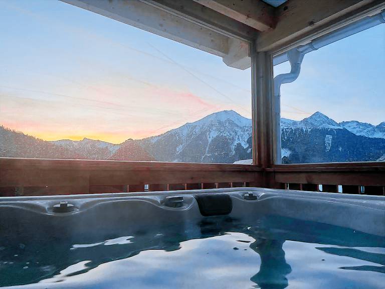 Chalet on the ski slopes with sauna and hot tub — photo 3