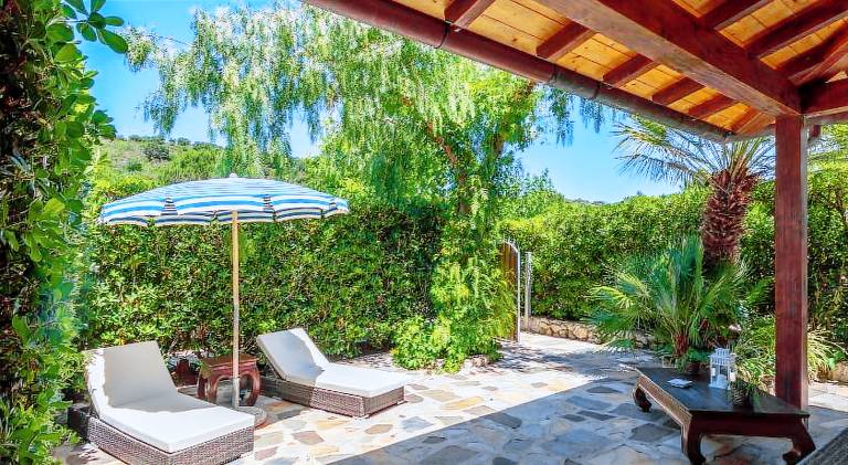 Rental apartment with yard, grill & pool — photo 3
