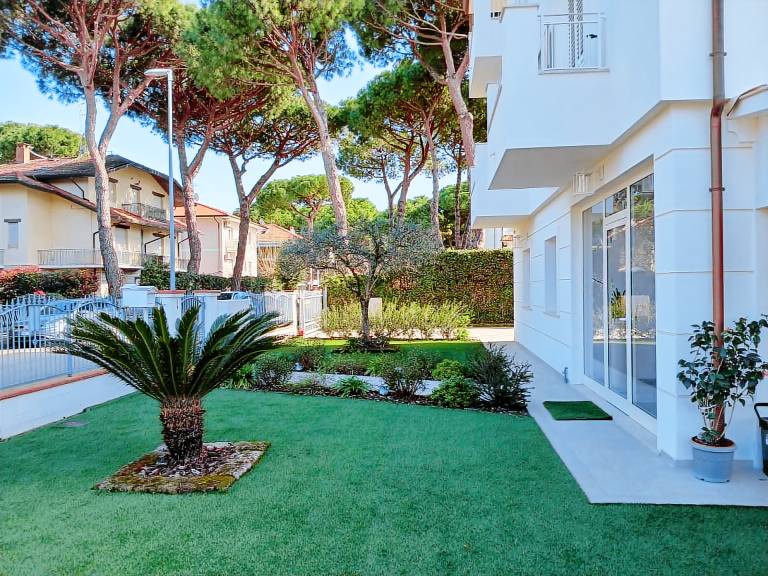 Apartment with garden | Garden view — photo 2