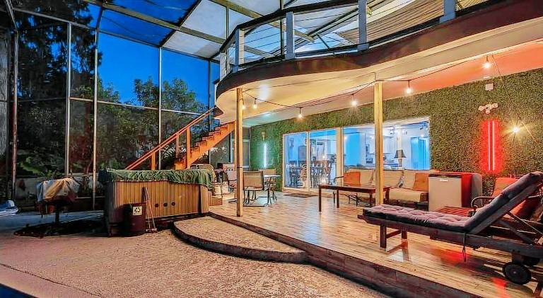 Vacation home with jacuzzi & pool in Orlando, FL