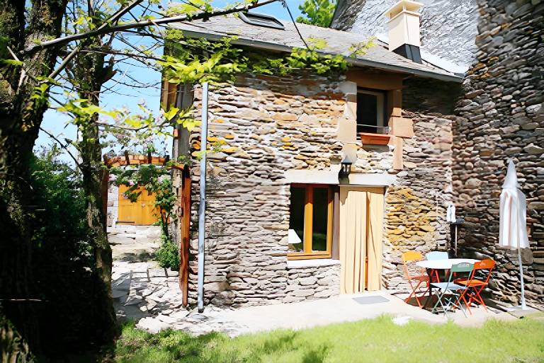 Cozy Cottage with Private Garden and Wi-Fi in Salles-Curan in Millau