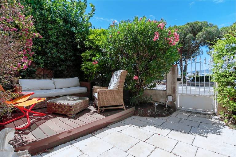 Vacation home with BBQ, terrace & garden — photo 4