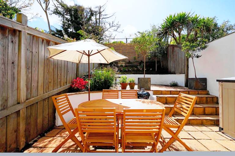 Family-friendly vacation home with yard | Pets are welcome — photo 5