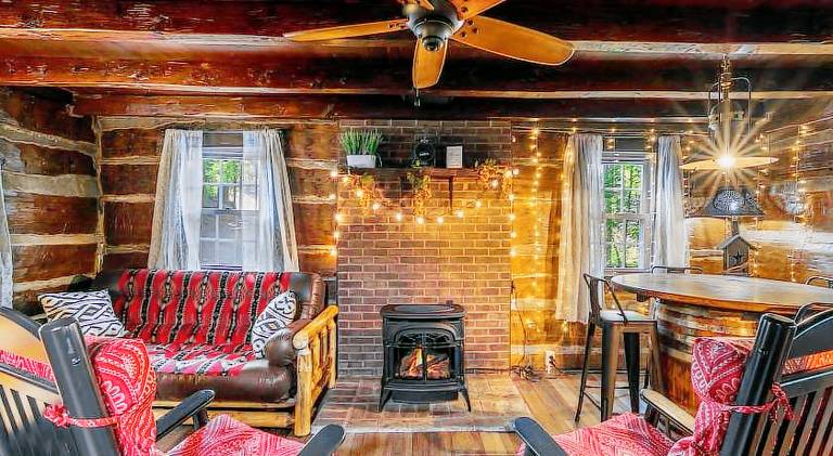 Boozy Bear Bungalow romantic cabin 5 mins 2 downtown with hot tub and fire pit in Gatlinburg, TN