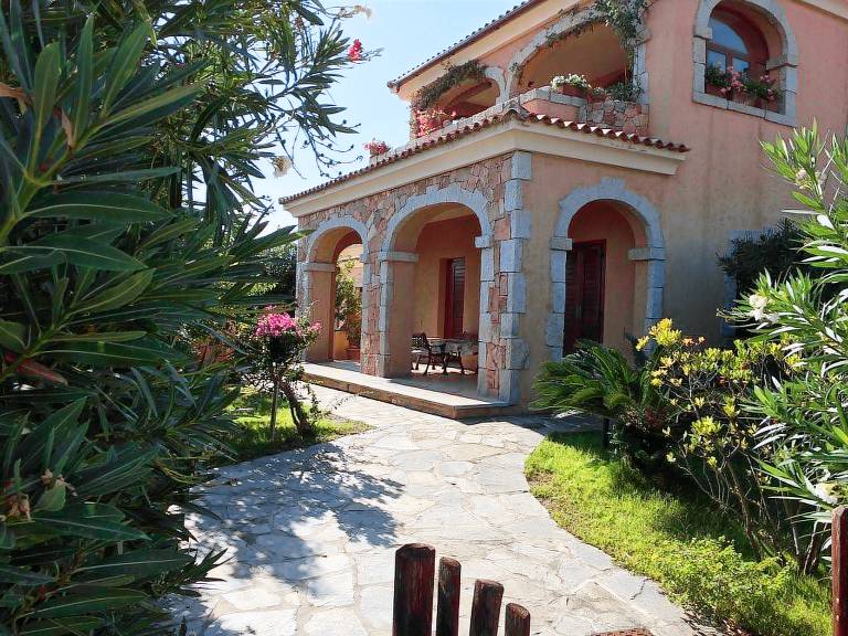 Vacation home with garden, barbeque & terrace in San Teodoro