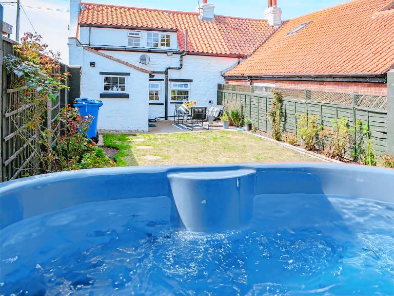 Cottage with BBQ, jacuzzi & garden | River view in Bridlington