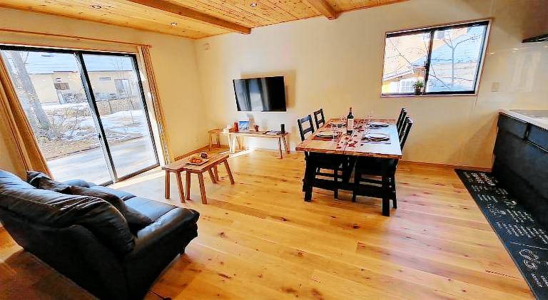 Fully equipped chalet with patio, grill & yard | Suitable for remote work | Pet-friendly — photo 4