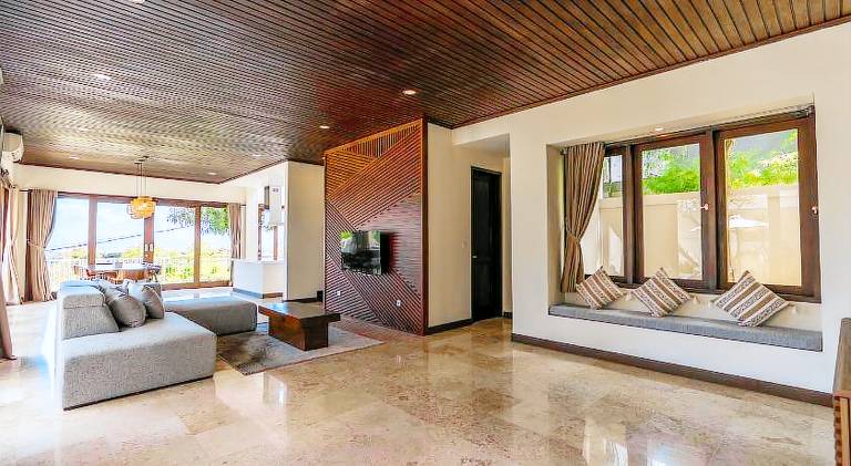 Villa with terrace, yard & jacuzzi — photo 4