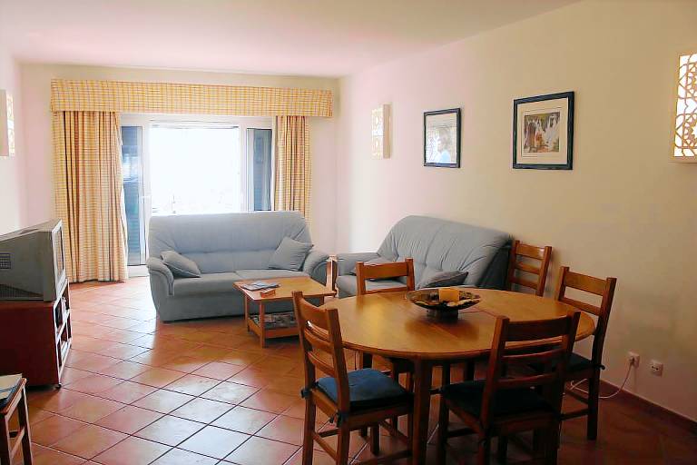 Children-friendly rental apartment with yard & pool | Pet-friendly — photo 2