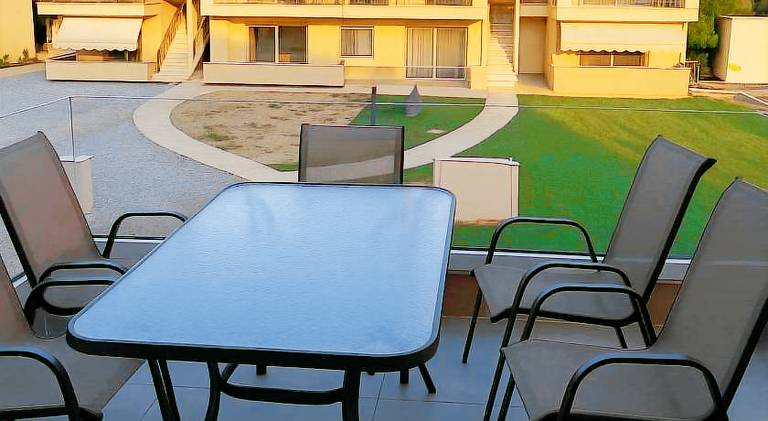 Apartment with patio — photo 3