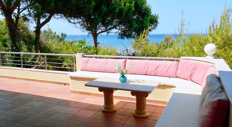 Villa with yard, barbeque & terrace — photo 2