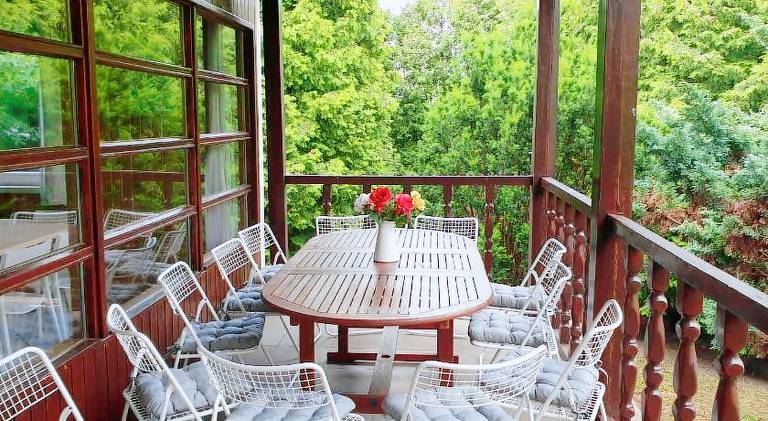 Vacation home with BBQ, terrace & yard — photo 4