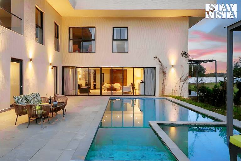 Villa with yard & pool in Faridabad