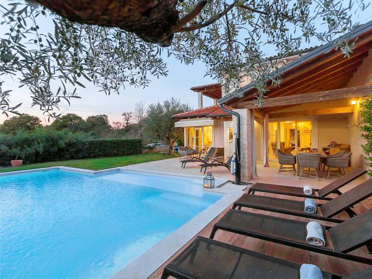 Vacation home with private pool, barbecue & garden | Nature view — photo 3