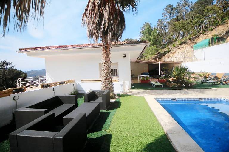 Fully equipped villa with garden, BBQ & private pool | Garden view | Pets allowed — photo 4