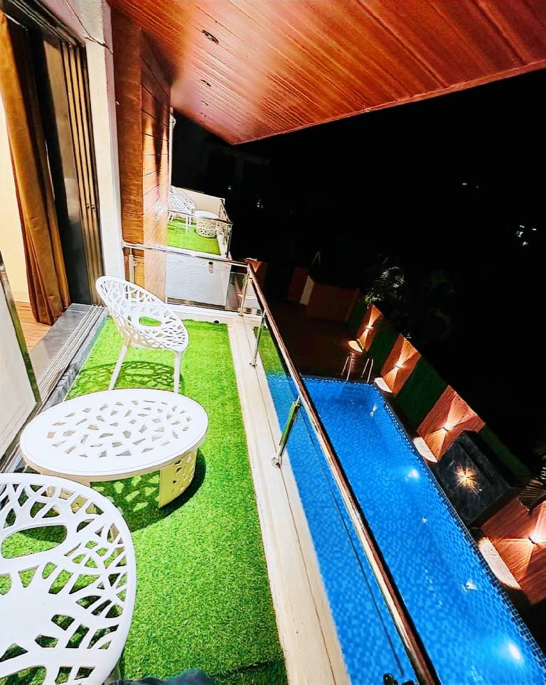 Bungalow with pool, BBQ & yard — photo 5