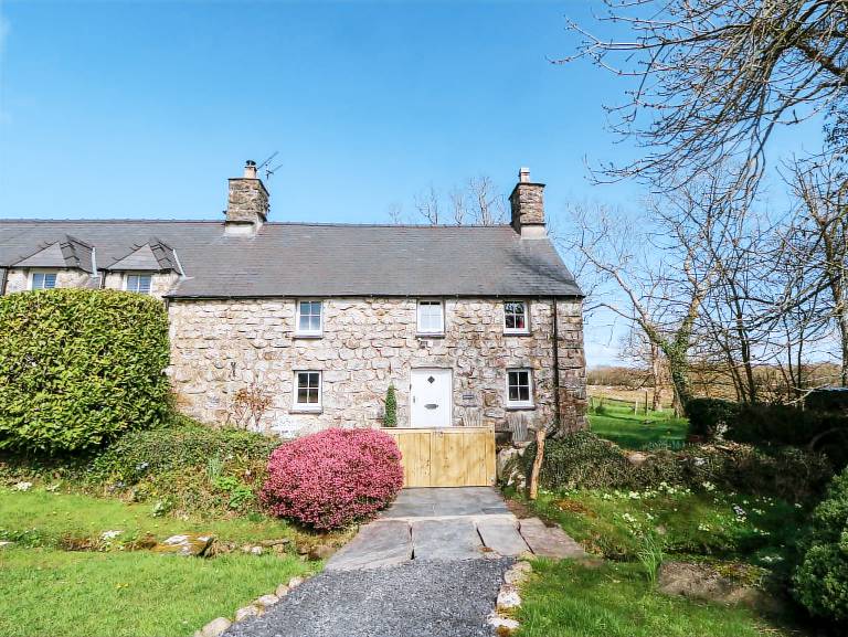 Cottage with garden — photo 2