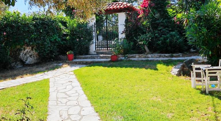 Serviced apartment with terrace & yard in Skiathos