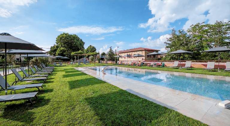 Rental apartment with yard & pool — photo 2