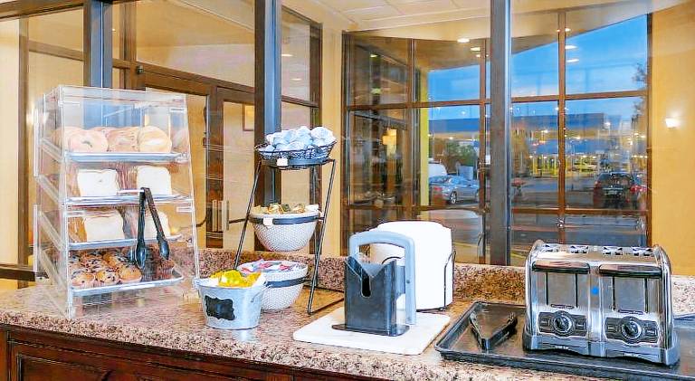 La Quinta Inn and Suites by Wyndham Secaucus Meadowlands — photo 5