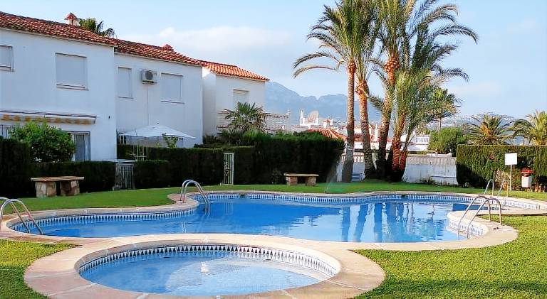 Fully equipped house with pool, yard & grill | Beach nearby | Dogs allowed — photo 2