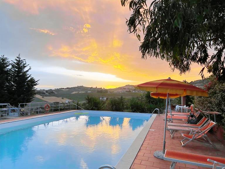 Rental apartment with BBQ, patio & pool | Pets are welcome — photo 3