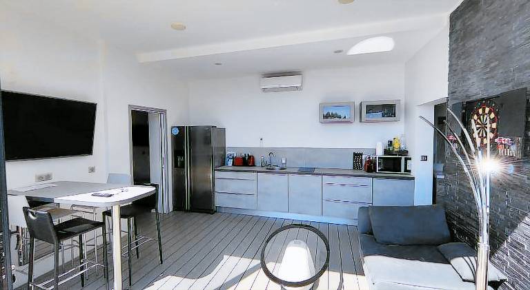 Rental apartment with hot tub & pool — photo 2