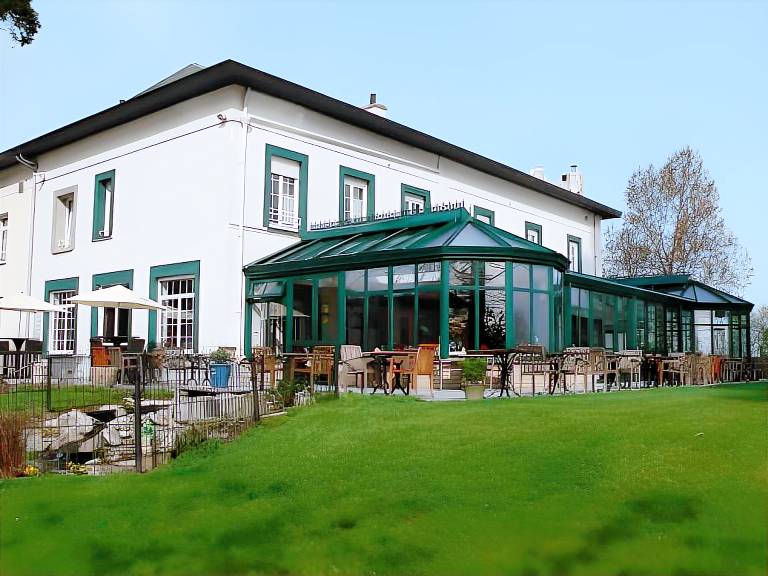 Logis - Hotel Restaurant La Sapiniere in Saint-Omer