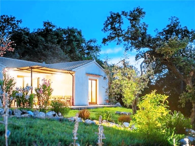 Vacation home with yard, BBQ & patio — photo 2