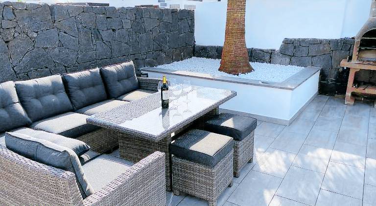 Villa with pool & terrace — photo 4