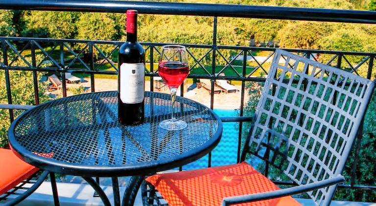 Holiday apartment with pool, barbeque & patio | Pet-friendly — photo 4
